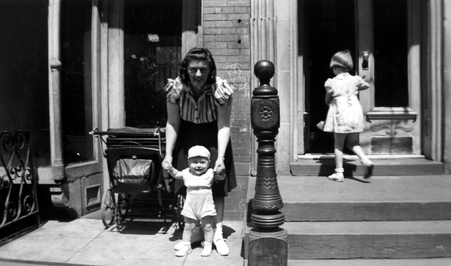 Jean with a child at nine months fifteen days.